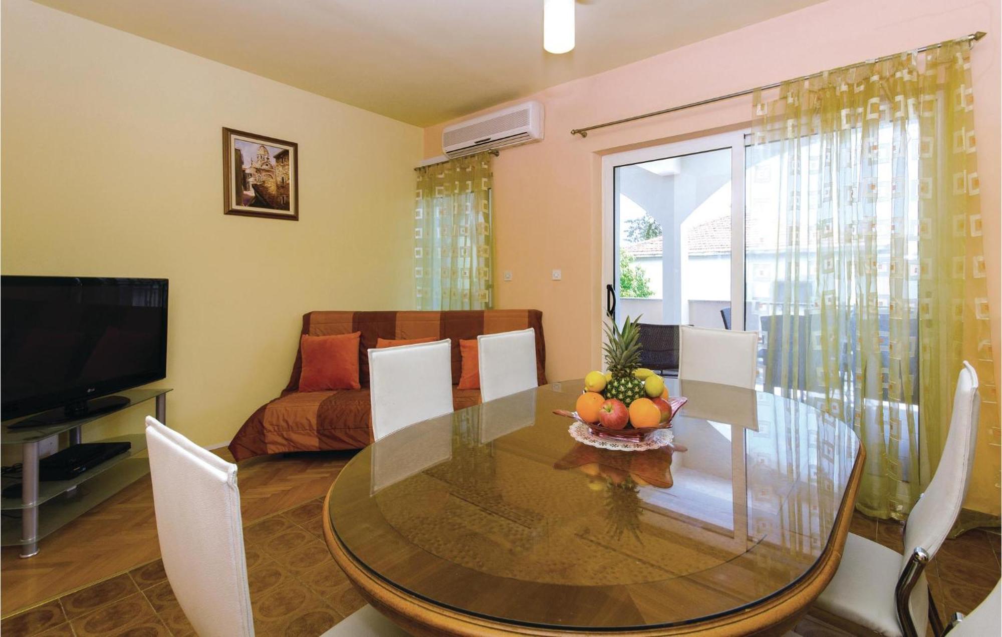 Amazing Apartment In Kastel Stafilic With Jacuzzi Kaštela Exterior foto